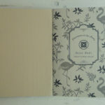 Quaderno formato 11x16, 60 pagine color avorio. Manufatto artigianale italiano, rifilato e rilegato a mano, prodotto usando solo carte certificate.